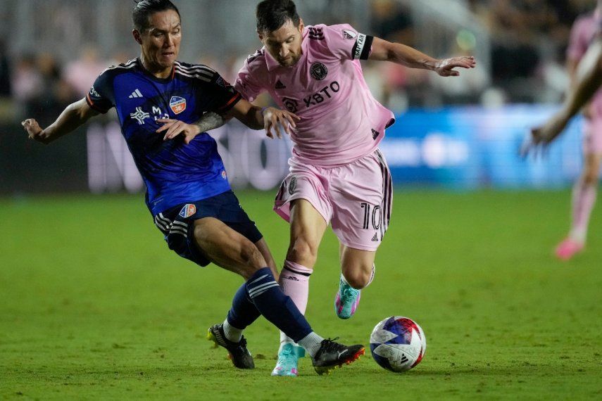 Lionel Messi, del Inter Miami, busca avanzar frente a Yaya Kubo, de Cincinnati, en un encuentro de la MLS disputado el sábado 7 de octubre de 2023 en Fort Lauderdale, Florida&nbsp;