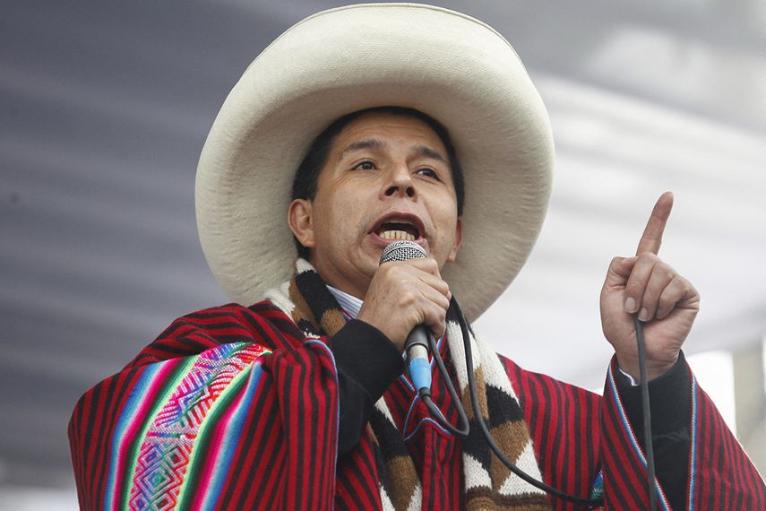 El gobernante peruano, Pedro Castillo, vestido con el atuendo típico andino, habla durante una manifestación.