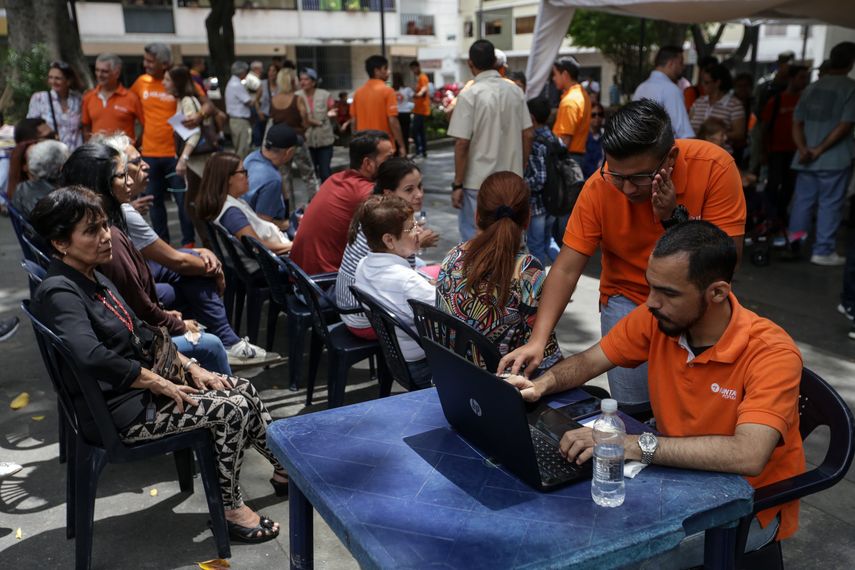 Electores participan en el proceso de validación de partidos políticos en la ciudad de Caracas (Venezuela). &nbsp;