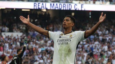 El centrocampista inglés del Real Madrid, Jude Bellingham, celebra tras marcar el segundo gol de su equipo durante el partido de fútbol de la liga española contra el CA Osasuna en el estadio Santiago Bernabéu de Madrid, el 7 de octubre de 2023. &nbsp;
