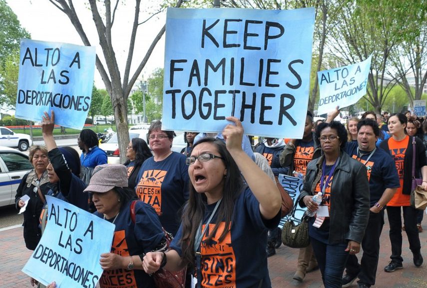 Vista de un grupo de manifestantes contrarios a la deportación de las familias inmigrantes en EEUU.