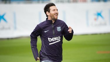 El astro argentino se fracturó el radio del brazo derecho durante el partido ante el Sevilla.