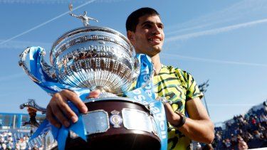 Carlos Alcaraz posa con el trofeo de campeón del Abierto de Barcelona tras derrotar a Stefanos Tsitsipas en la final, el domingo 23 de abril de 2023, en Barcelona.&nbsp;