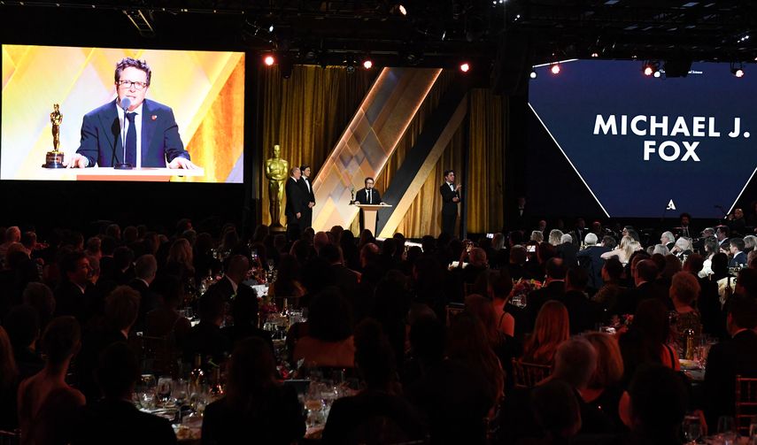 El actor canadiense-estadounidense homenajeado Michael J. Fox acepta el Premio Humanitario Jean Hersholt durante la 13 edición anual de los Premios de Gobernadores de la Academia de Artes y Ciencias Cinematográficas en el Fairmont Century Plaza de Los Ángeles el 19 de noviembre de 2022.