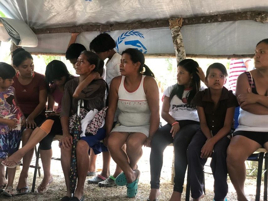 Mujeres ind&iacute;genas reciben asistencia m&eacute;dica en las comunidades. Persiguidos por el r&eacute;gimen una comunidad de pemones tuvo que cruzar hacia Brasil.