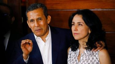 El expresidente de Perú Ollanta Humala está acompañado por su esposa Nadine Heredia mientras habla con periodistas en la entrada de su casa después de que fueron liberados de prisión en Lima, Perú. La pareja irá a juicio el 21 de febrero de 2022 acusada de lavado de dinero en una organización criminal, el primer juicio por corrupción contra un expresidente en un caso vinculado con la constructora brasileña Odebrecht.