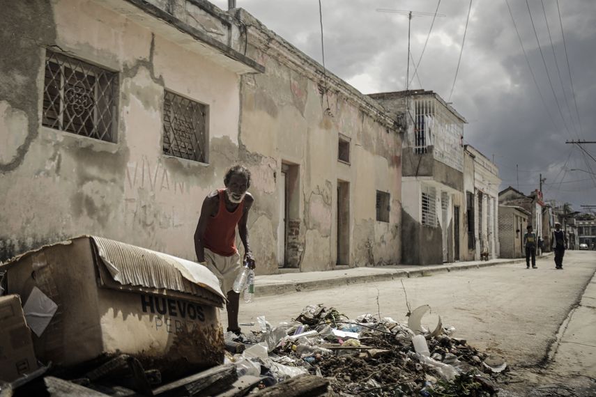 Un hombre desecha residuos en un punto de recogida antes de la llegada del huracán Melissa a Santiago de Cuba, Cuba, el 27 de octubre de 2025.