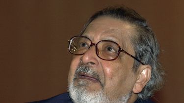 El escritor nacido en Trinidad y Tobago en 1932 pero de origen indio y nacionalizado británico, V.S.&nbsp;Naipaul&nbsp;(d), Premio Nobel de Literatura 2001.