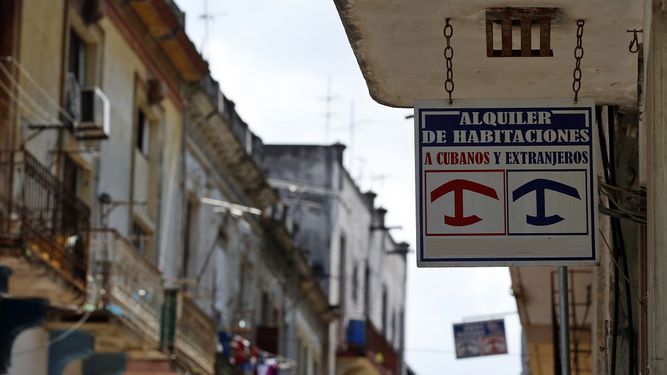 Vista de un anuncio de renta de habitaciones para cubanos y extranjeros en La Habana, Cuba.