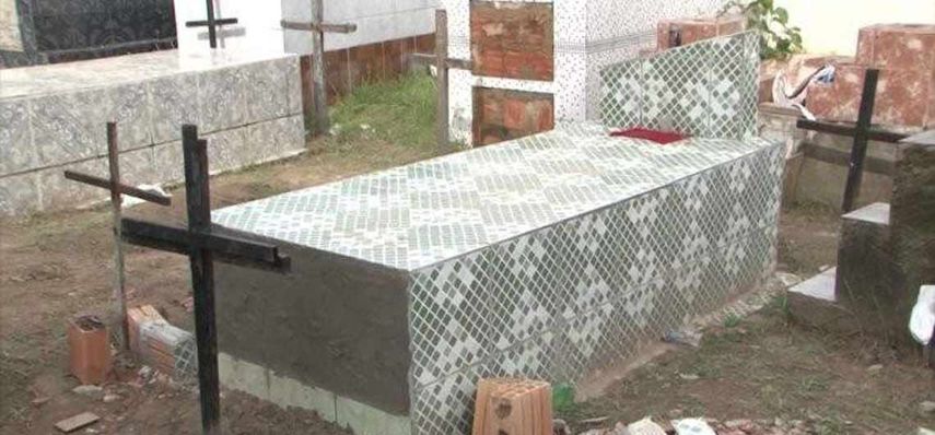 Según algunos parientes, varios vecinos escucharon gritos que provenían de dentro del ataúd días después de ser enterrada