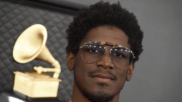 El rapero brit&aacute;nico Labrinth llega a la 62a entrega anual de los Grammy en el Staples Center el domingo 26 de enero de 2020 en Los Angeles