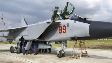 Un avión MiG-31 ruso con un misil hipersónico Kinzhal en la base militar Hemeimim en Siria. Foto tomada de video, suministrada por el Servicio de Prensa del Ministerio de Defensa de Rusia.&nbsp;