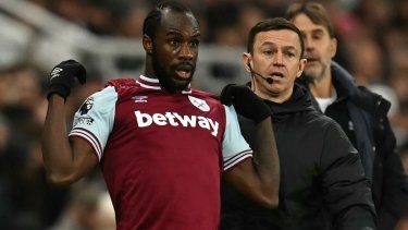 El jugador del West Ham, Michail Antonio, se prepara para ingresar al campo durante un partido contra el Newcastle United, el 24 de noviembre de 2024.