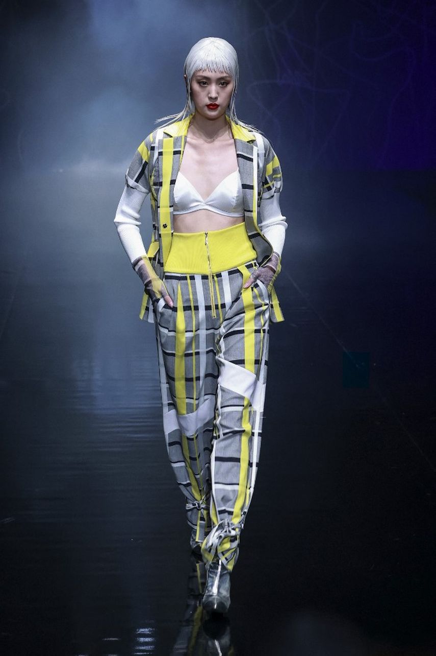 Una de las piezas incluidas en la colección MZSH, que el diseñador Jiang Huabing mostró en la pasarela de la Semana de la Moda de China.&nbsp;
