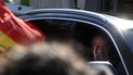 El rey emérito Juan Carlos I de España saluda desde un automóvil cuando llega al palacio de La Zarzuela, en Madrid, el 23 de mayo de 2022 para reunirse con su hijo, el rey Felipe VI de España.
