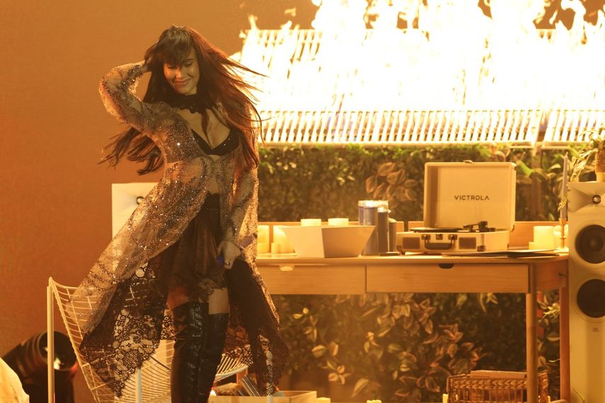 La cantautora española Aitana actúa en el escenario durante la 26.ª edición de los Premios Latin Grammy en el MGM Grand Garden Arena de Las Vegas, Nevada, el 13 de noviembre de 2025.&nbsp;