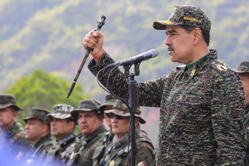 Esta fotografía muestra al dictador venezolano, Nicolás Maduro, dando un discurso a soldados del ejército en un campo de entrenamiento en Caracas.  