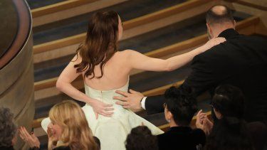 Emma Stone acepta el premio a la Mejor actriz por el papel protagónico en Poor Things (Pobres criaturas) durante la ceremonia de los Óscar el 10 de marzo de 2024 en el Dolby Theatre de Los Ángeles.