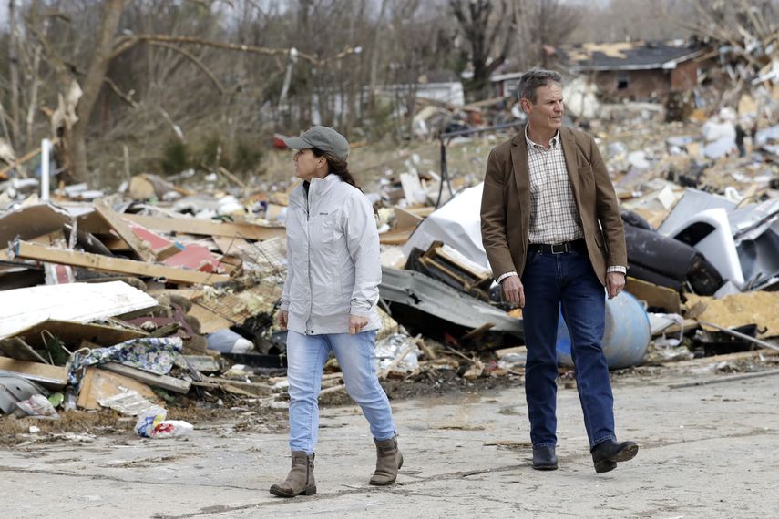 El gobernador de Tennessee, Bill Lee, y su esposa, Mar&iacute;a Lee, recorren una zona da&ntilde;ada por una tormenta cerca de Cookeville, el martes 3 de marzo de 2020. (AP Foto/Mark Humphrey