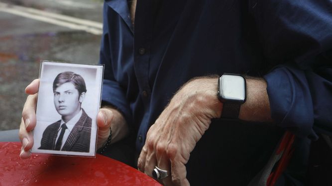 Brian Toale, quien dice haber sido abusado por un empleado de la secundaria católica a la que fue en Long Island,&nbsp;sostiene una foto de cuando tenía 16 año en Nueva York.