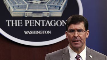El secretario de Defensa Mark Esper habla durante una conferencia de prensa en el Pent&aacute;gono, en Washington, el lunes 2 de marzo de 2020.