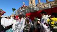 Varias personas durante la tradicional ofrenda de flores a la Virgen del Pilar en el día de su festividad el 12 de octubre de 2022, en Zaragoza, Aragón (España). La autoridades regionales propusieron a Paraguay como país invitado para la edición 2023.