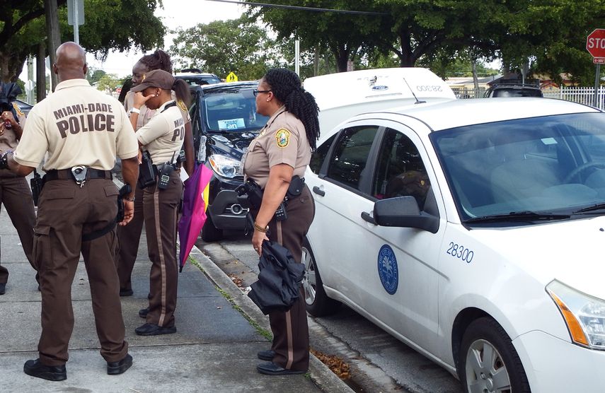 Agentes del Departamento de Policía de Miami-Dade durante labores de patrullaje y servicio comunitario.