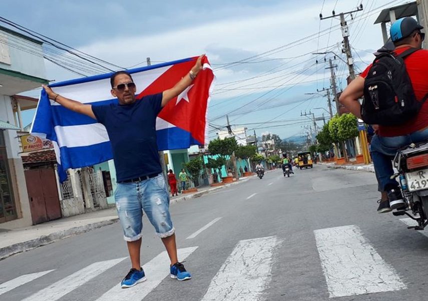 Fotograf&iacute;a del&nbsp;periodista independiente Rolando Rodr&iacute;guez Lobaina con una bandera cubana publicada el 14 agosto de 2019 en su p&aacute;gina de Facebook.
