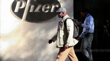 En esta foto de archivo tomada el 9 de noviembre de 2020, la gente pasa por la sede mundial de Pfizer en Nueva York.