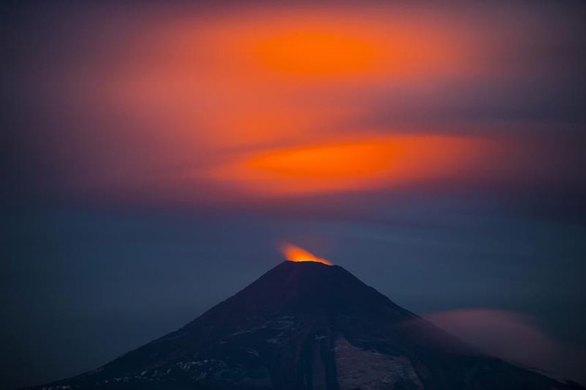 Vista general del volcán Villarrica, desde Pucón (Chile).Las autoridades chilenas mantienen la alerta naranja en el volcán Villarrica, al sur del país, que en las últimas horas ha registrado un leve aumento de la actividad.  EFE 