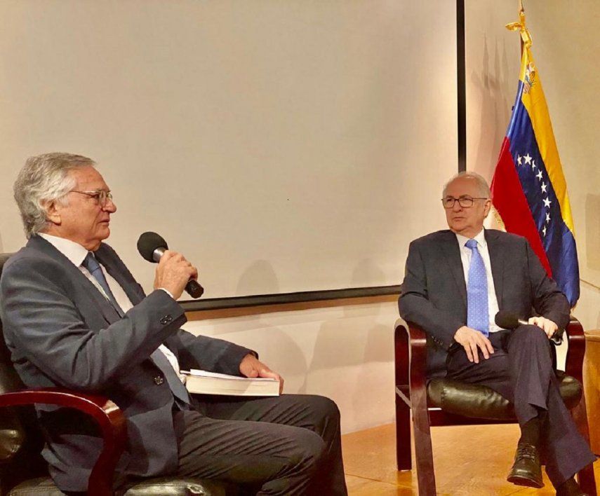 El exministro Moisés Naim durante la presentación del libro sobre Carlos Andrés Pérez, escrito por Antonio Ledezma.