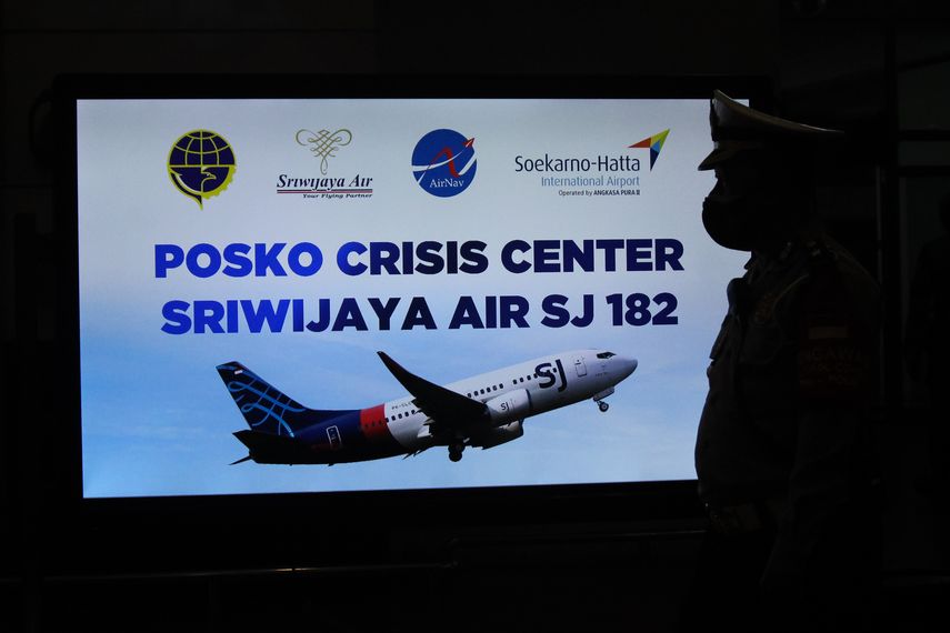 Un letrero para un centro de crisis para el vuelo SJY182 de Sriwijaya Air en el aeropuerto internacional Soekarno-Hatta en Tangerang cerca de Yakarta el 9 de enero de 2021, después de que se perdiera el contacto con el avión Boeing 737 y se temiera que se estrellara el mar poco después del despegue. &nbsp;