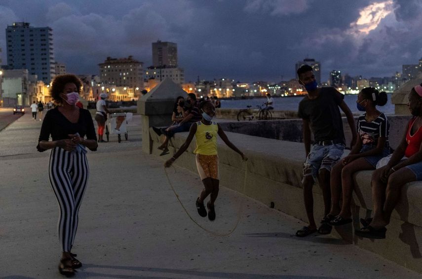 La gente pasa la tarde en el Malecón de La Habana.