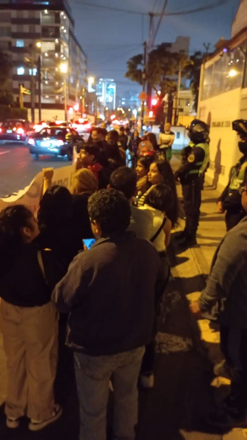Frente a la Embajada de Cuba en Lima, se reunieron cientos de personas para rechazar la sistemática violación de los derechos humanos en la isla.