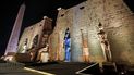 Esta fotografía tomada el 25 de noviembre de 2021 muestra una vista general del pilón iluminado y del obelisco restante en la entrada del Templo de Luxor (construido alrededor del 1400 a. C.) en la ciudad del mismo nombre en el sur de Egipto. Esta fotografía tomada el 25 de noviembre de 2021 muestra una vista general del pilón iluminado y del obelisco restante en la entrada del Templo de Luxor (construido alrededor del 1400 a. C.) en la ciudad del mismo nombre en el sur de Egipto.