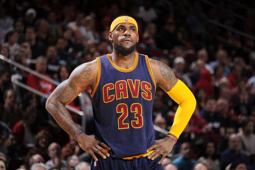 LeBron, junto con varios jugadores de los Cavaliers, hicieron campaña a favor de Hillary Clinton.&nbsp;
