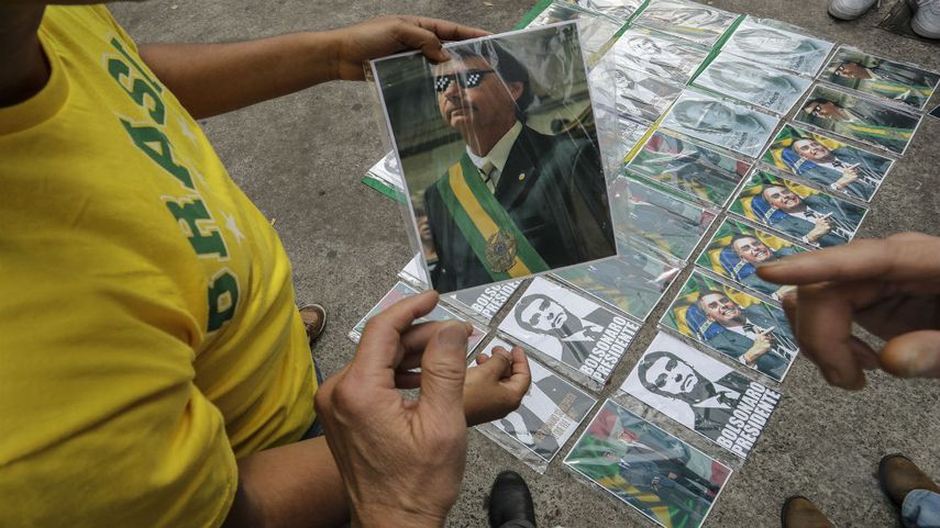 Un vendedor ambulante vende imágenes del candidato presidencial&nbsp;Jair&nbsp;Bolsonaro en la avenida Paulista, Sao Paulo.