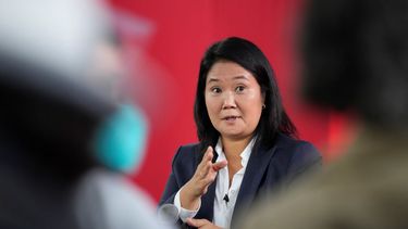 Keiko Fujimori habla en una conferencia de prensa en Lima, Perú. 