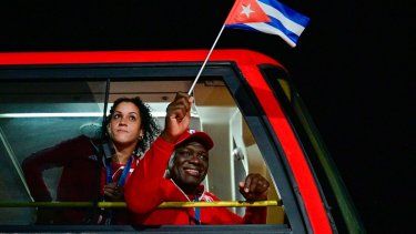 Los atletas cubanos Mijaín López (derecha) y Yusneylis Guzmán López llegan al aeropuerto de La Habana, el 12 de agosto de 2024.