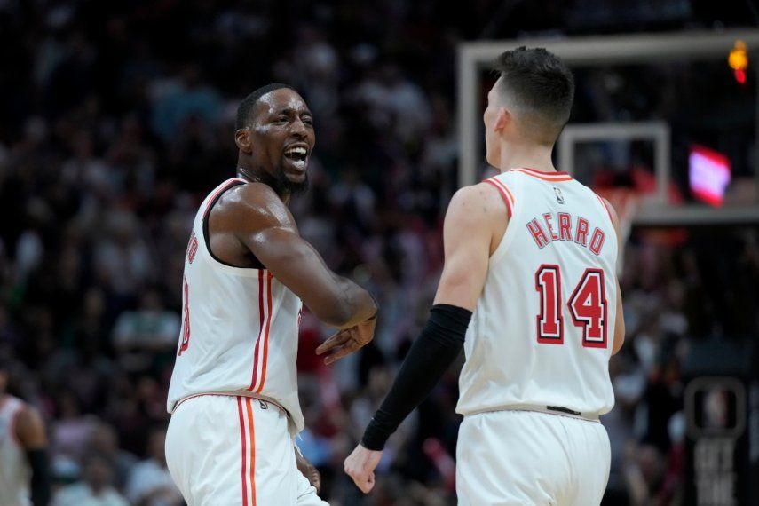 Bam Adebayo celebra con Tyler Herro, su compañero del Heat de Miami, durante el partido ante los Celtics de Boston, el martes 24 de enero de 2023&nbsp;
