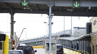 Automovilistas pagan su peaje en el puente internacional Gateway, 6 de marzo de 2023 en Brownsville, Texas, para cruzar a Matamoros, México.