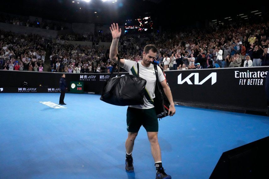 El británico Andy Murray saluda mientras deja la cancha en el Margaret Court Arena tras su derrota ante el español Roberto Bautista Agut en la tercera ronda del Abierto de Australia, el sábado 21 de enero del 2023.