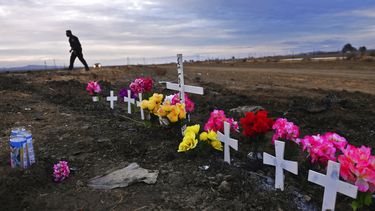 Una fila de cruces forman un memorial improvisado en la Carretera 33,&nbsp; California. &nbsp;