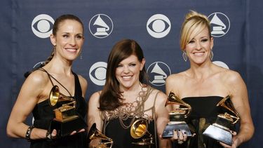 En esta foto de archivo del 11 de febrero de 2007, Emily Robison, a la izquierda, Natalie Maines, en el centro, y Martie Maguire del grupo The Dixie Chicks posan con sus premios a la canción del año, al disco del año, al álbum del año, al mejor álbum country y a la mejor actuación country en la 49 Entrega Anual de los Premios Grammy en Los Ángeles. Ahora, regresan con nueva música. 