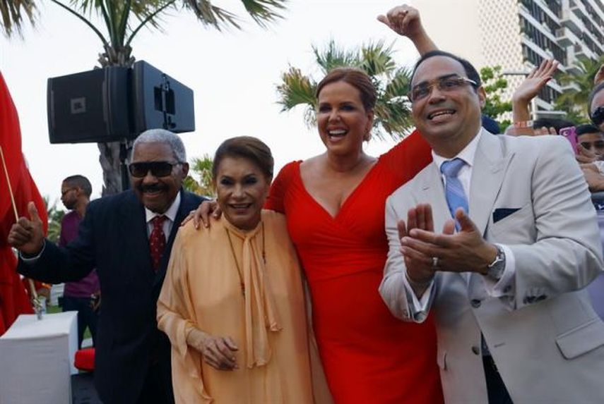 Los artistas puertorriqueños Gilberto Santa Rosa, Lucecita Benítez y Rafael Ithier, y la comunicadora María Celeste Arrarás desvelaron sus respectivas estrellas en el Paseo de la Fama de Puerto Rico. (EFE)