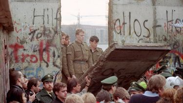 En junio de 1987, Reagan instó al entonces mandatario soviético Mijail Gorbachov a derribar el muro en un famoso discurso pronunciado en Berlín