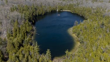 Una vista aérea del lago Crawford mientras un equipo formado por científicos de la Universidad de Carleton y la Universidad de Brock recolectan muestras de la capa de sedimentos del fondo del lago en el Área de Conservación del Lago Crawford cerca de Milton, Ontario, Canadá, el 12 de abril de 2023.