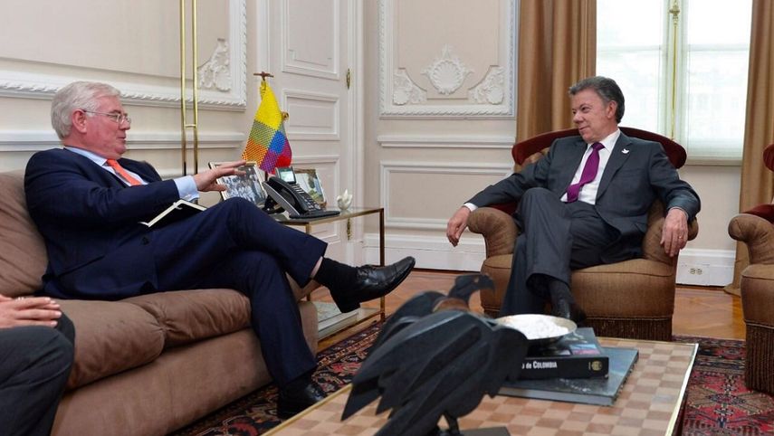 El presidente de Colombia, Juan Manuel Santos (d), se reunió este miércoles con el enviado especial de la Unión Europea (UE) para la paz en Colombia, el irlandés Eamon Gilmore.