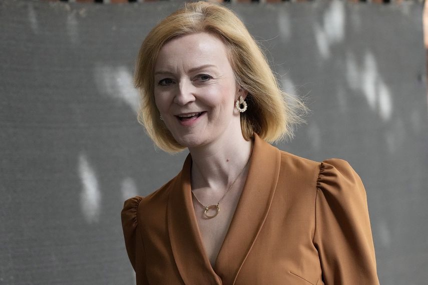La secretaria británica del Exterior, Liz Truss, sale de una reunión de gabinete en la residencia oficial del primer ministro en el número 10 de Downing Street, Londres, 19 de julio de 2022.&nbsp;