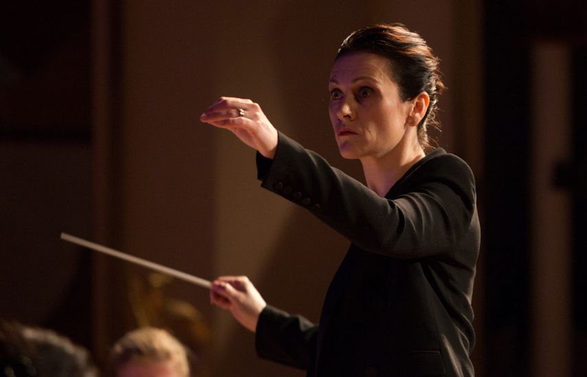 La australiana Natalie Murray Beale dirige a la Philharmonia Orchestra de Londres durante&nbsp;el Festival Internacional de Música de Cartagena.&nbsp;